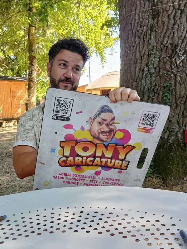 caricaturiste réalisant un portrait lors d'un mariage ambiance guinguette Au Grand Air (vonnas, ain)