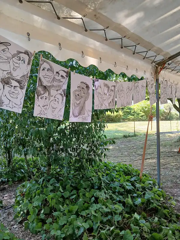 caricatures des invités à un mariage guinguette accrochées dans le parc Au Grand Air