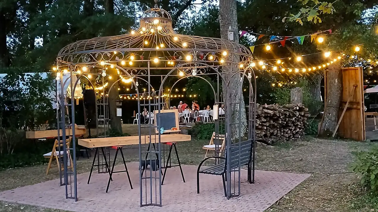 le parc Au Grand Air éclairé par les guirlandes lors d'un mariage guinguette dans l'ain