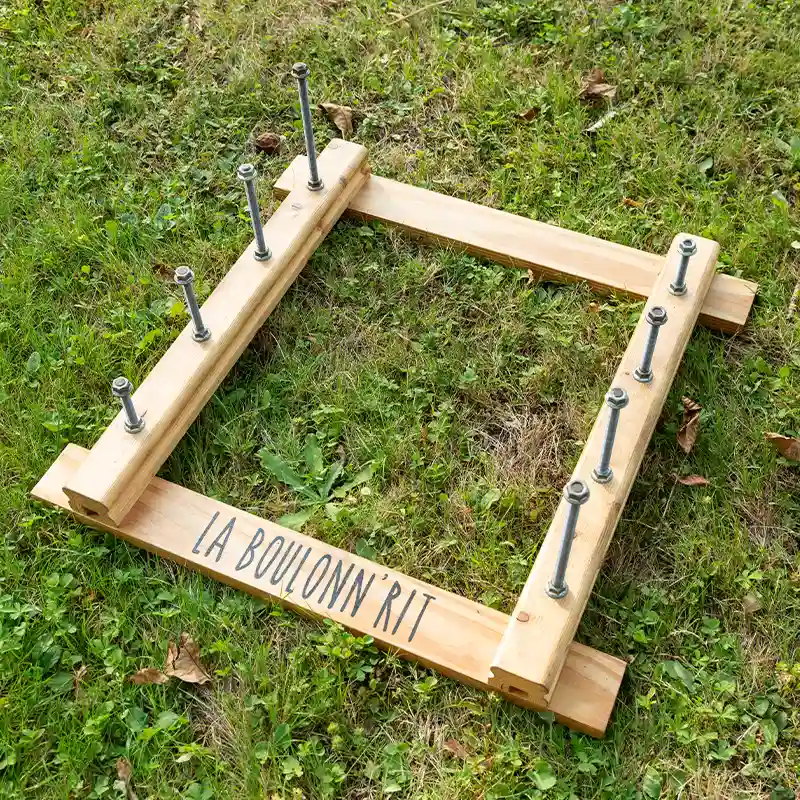 Boulonn'rit installé dans l'herbe - Jeu de dextérité à louer Au Grand Air (Vonnas)
