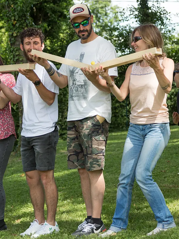 Rigoletta - Jeu collaboratif pour faire connaissance Trois collaborateurs jouant au Rigoletta lors d'une journée d'intégration