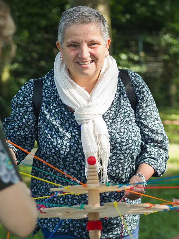 Crayon collaboratif - Se coordonner entre collègues une femme joue au crayon collaboratif lors d'une rentrée d'entreprise
