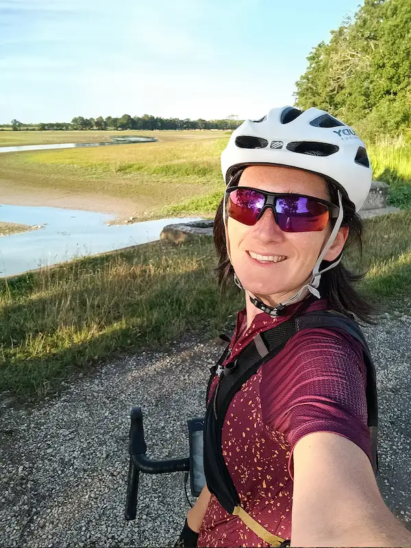 Notre fille à l'étang de Saint-Marcel-en-Dombes selfie d'une femme sur un vélo dans l'étang de Saint-Marcel-en-Dombes, près de Villars-les-Dombes