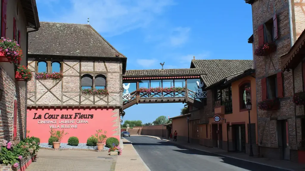 vue de la passerelle dans le Village Blanc à Vonnas