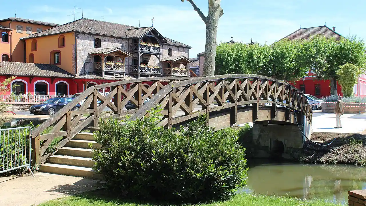 Vonnas - centre du village passerelle au centre du village de Vonnas