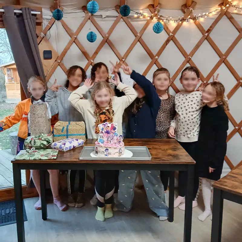 groupe de copines réuni autour de la table des cadeaux d'anniversaire dans la yourte d'Au Grand Air (Vonnas)