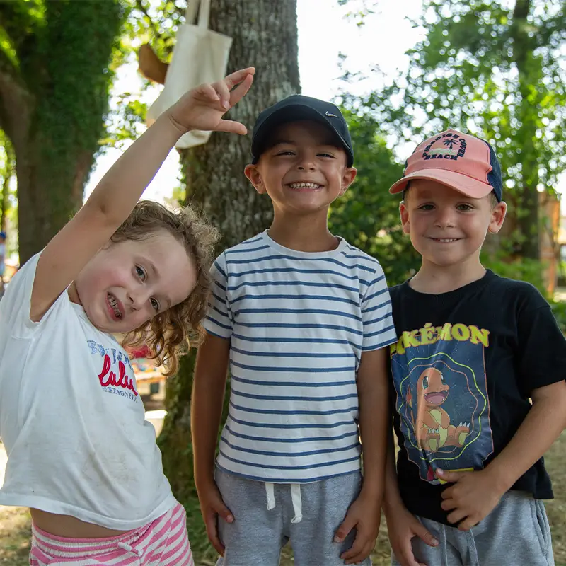 trois enfants pendant un anniversaire en plein air - Au Grand Air (Vonnas, Ain)