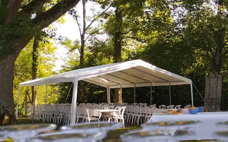 barnum et tables installés pour un repas de fête dans le parc extérieur privatisé d'Au Grand Air (Vonnas - 01)
