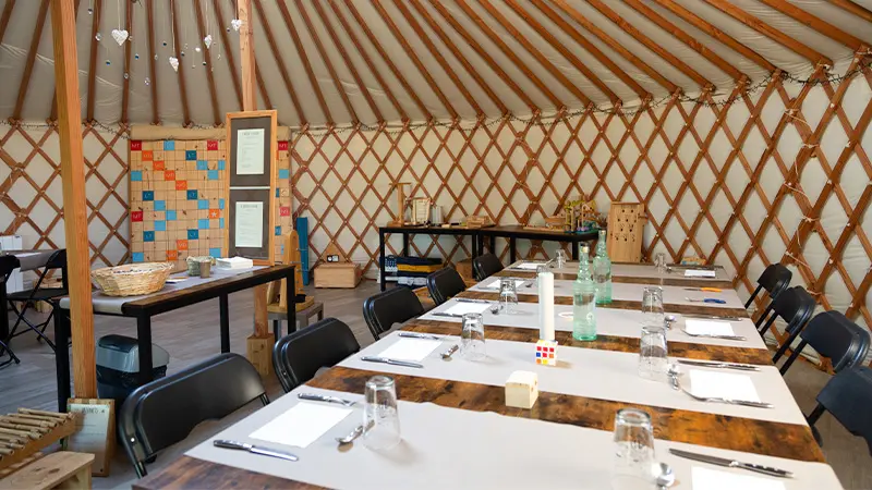 Location de salle d'anniversaire équipée - Yourte Au Grand Air yourte en salle équipée avec table pour un anniversaire