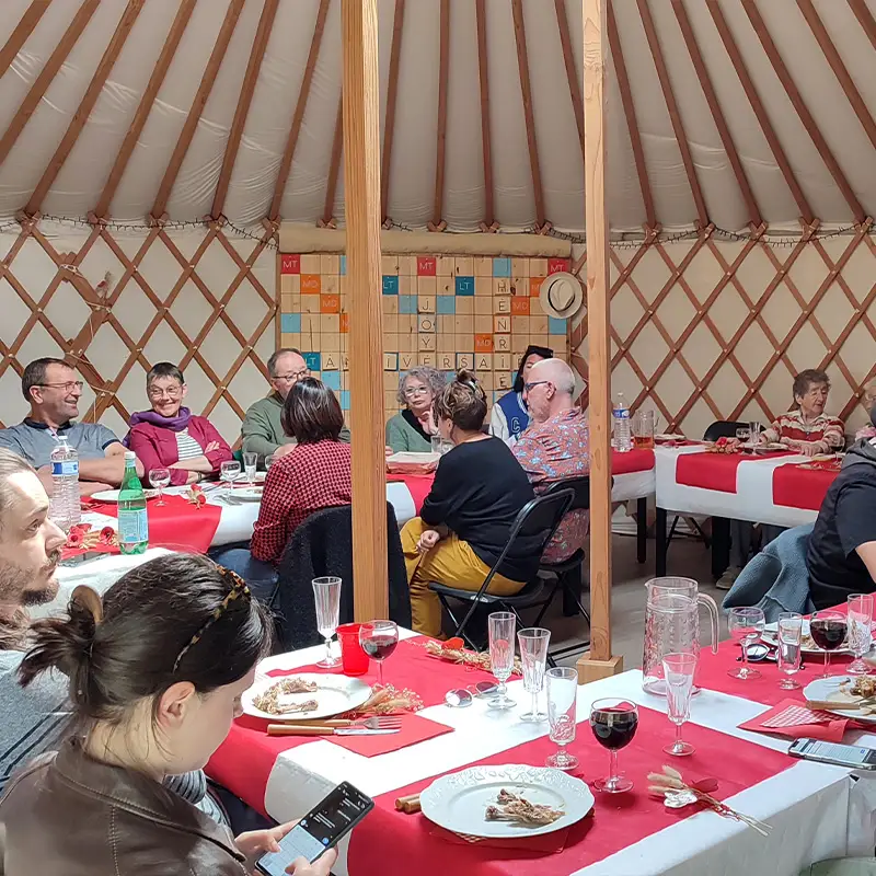 repas de famille dans la yourte d'Au Grand Air