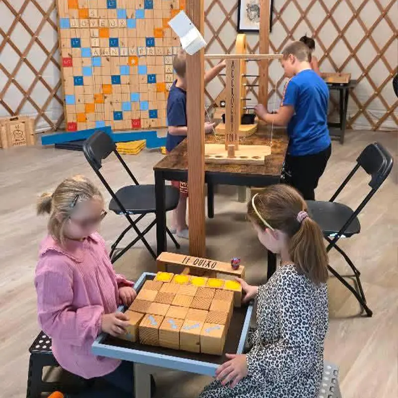 groupe d'enfants lors d'un anniversaire dans la yourte d'Au Grand Air, à Vonnas (Ain)