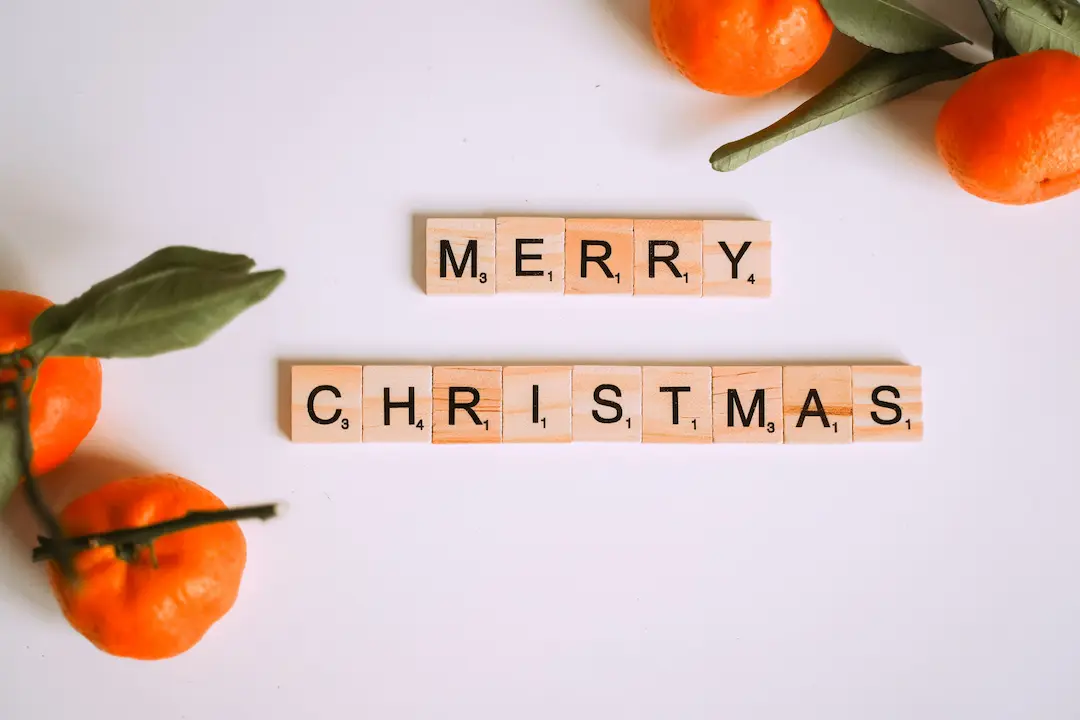 joyeux noël écrit en anglais avec des lettres de scrabble